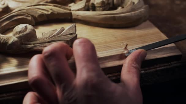 Nahaufnahme eines Schnitzers, der mit Holzrahmen in Zeitlupe arbeitet — Stockvideo