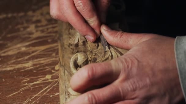 Close-up van knappe joiner werken met houten frame slow motion — Stockvideo