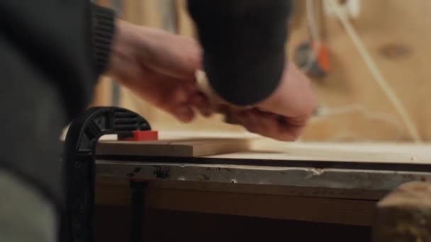 Zblízka truhlář pracující s kusem dřeva v dílně — Stock video