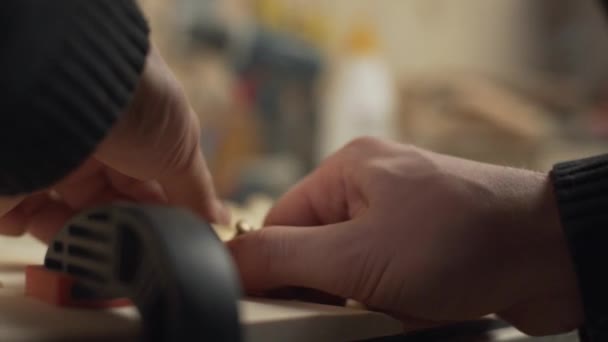 Close up joiner zorgvuldig werken met stuk hout in de werkplaats slow motion — Stockvideo