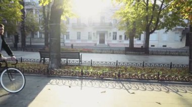 işadamı Bulvarı yavaş bir bisiklet sürme