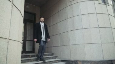 Üniversite erkek öğrenci bisikletine sokakta poz