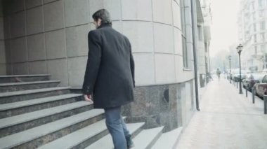 yakışıklı işadamı bir iş merkezi binayı terk