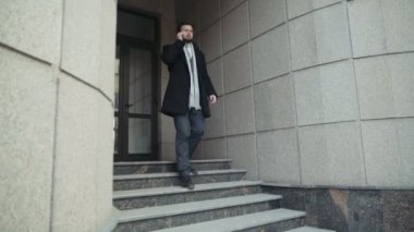 İş Merkezi dışında gidiş telefonda konuşan işadamı