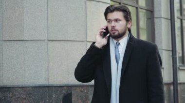 yakışıklı işadamı şehir merkezinde telefonda konuşuyor