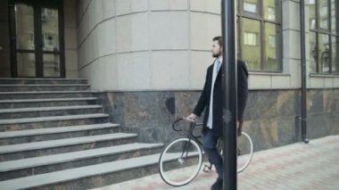 yakışıklı işadamı ile Onun Bisiklet şehir merkezinde yürüyüş