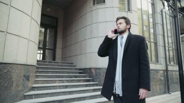 Beszél a telefonon, a belvárosban, jóképű üzletember — Stock videók