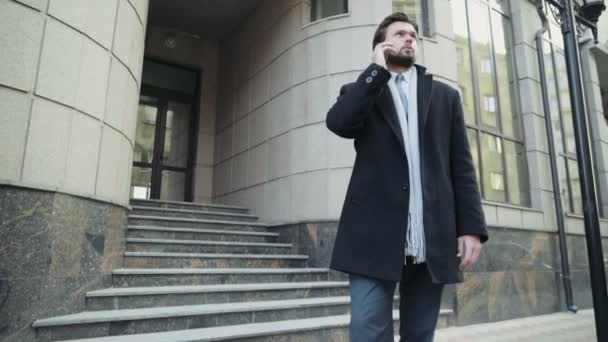 Bonito homem de negócios falando ao telefone no centro da cidade — Vídeo de Stock