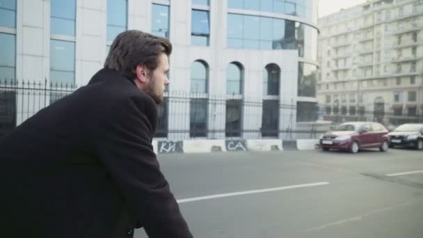 Knappe zakenman een fiets in centrum slow motion — Stockvideo
