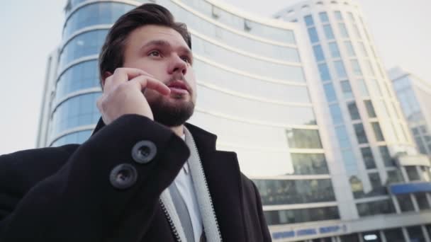 Knappe zakenman praten over de telefoon in het centrum van — Stockvideo