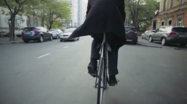 yakışıklı işadamı şehir yavaş bir bisiklet sürme