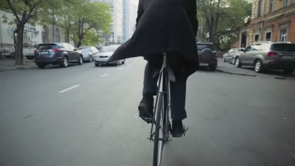 Красивий бізнесмен їде на велосипеді в центрі повільного руху — стокове відео