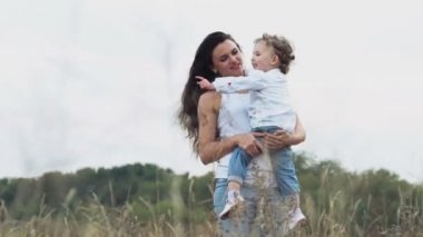 mutlu anne ve kızı sonbahar sahada