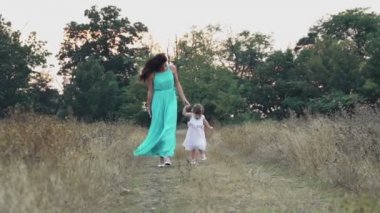 Anne ve küçük kızı sonbahar sahada çalışan