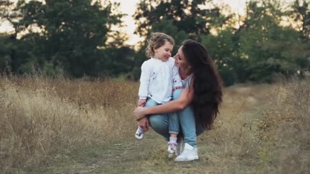 Gelukkig moeder en dochter op de herfst veld — Stockvideo