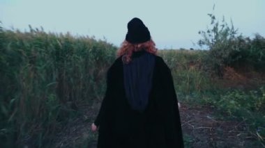 alanda yürüyüş pelerin giymiş erkek