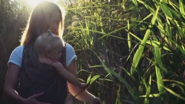 Babywearing, genç erkek Arkadan kovalayan bir bebek taşımak