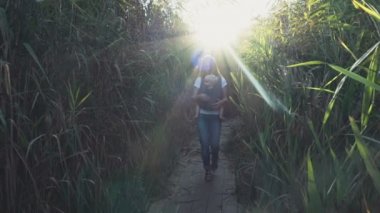 Babywearing, genç anne bebek askı içinde yürüyüş