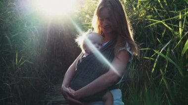 Babywearing, genç anne bebek askı içinde yürüyüş