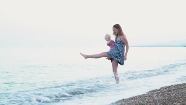 Mamma leker med en baby i havet — Stockvideo