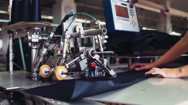 作業工程で工業用の縫製工場設備 — ストック動画