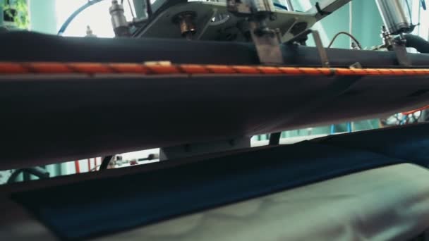 Professionele apparatuur op een kledingstuk fabriek in het proces vertraagd werken — Stockvideo