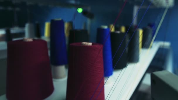 Различные нити в швейном оборудовании швейной фабрики замедленной съемки — стоковое видео