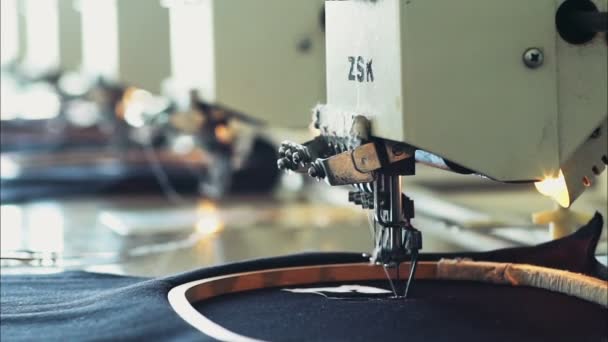 Stickereiausrüstung in einer Bekleidungsfabrik in Zeitlupe — Stockvideo