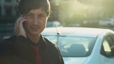 gömlek ve kravat sokak ağır çekimde telefonda konuşuyor yakışıklı adam