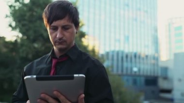 yakışıklı işadamı tablet sokak yavaş hareket kullanma