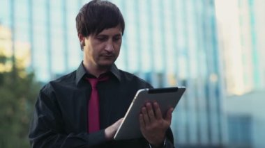 yakışıklı işadamı tablet sokak yavaş hareket kullanma