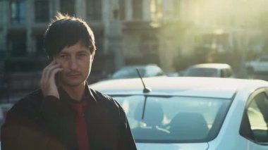 gömlek ve kravat sokak ağır çekimde telefonda konuşurken ciddi adam
