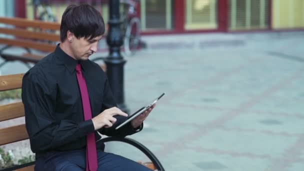 Красивий бізнесмен, використовуючи планшет на вулиці повільний рух — стокове відео