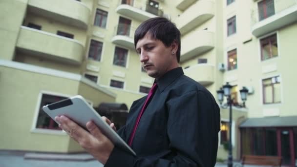 Bell'uomo d'affari che usa un tablet per strada al rallentatore — Video Stock