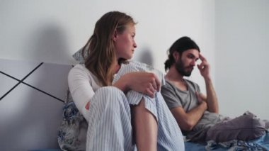 kadın ve erkek yatakta