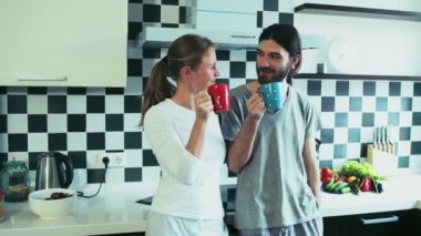 erkek ve kadın mutfakta sabah çay içme