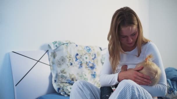 母乳喂养在家里躺在床上 — 图库视频影像