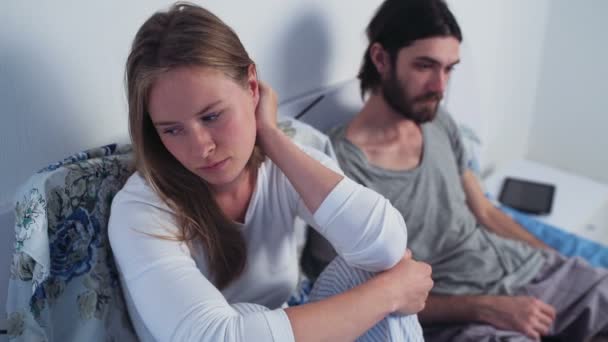 Mujer y hombre trastornados en la cama — Vídeos de Stock