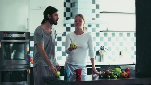 Homme et femme vomissant des pommes à la cuisine le matin — Video