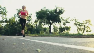 road runner kadın Park ağır çekimde çalıştıran