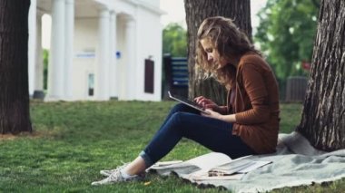 park yavaş çekimde bir tablet ile kız öğrenci