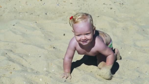 Klein kind kruipen via het zand van strand slow motion — Stockvideo