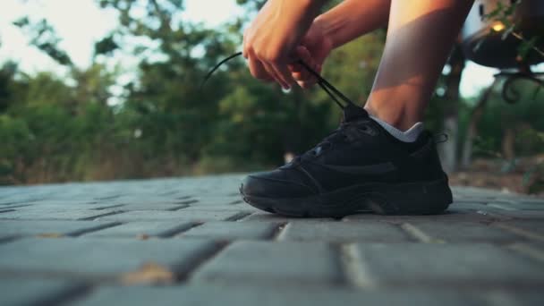 Schnürsenkel an Turnschuhen in Zeitlupe binden — Stockvideo