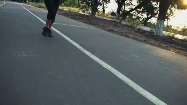 Бег женщин в парке замедленной съемки — стоковое видео