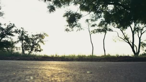 Strada corridore donna in esecuzione nel parco rallentatore — Video Stock