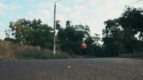 Road runner vrouw uitgevoerd in park slow motion — Stockvideo