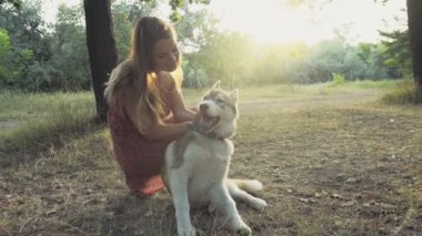 genç kız orman yavaş çekimde bir husky köpek yavrusu ile çalış