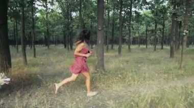 genç bir kadın ve köpeğini bir orman yolu yavaş hareket çalıştırmak