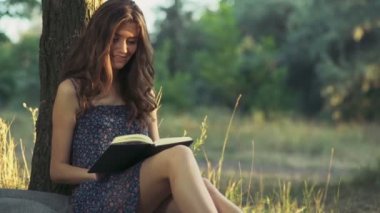 genç kadın bir orman yavaş okuma kitap