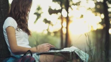 genç kadın, bir harita ve pusula orman yavaş hareket